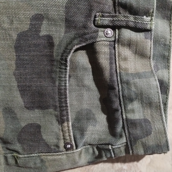 🦋🏵️🦋We the Free Camp Cut Off Shorts - Picture 5 of 12